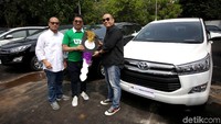 Direktur Utama PT Bank Mega Syariah Yuwono Waluyo disaksikan Direktur Operasional Bank Mega Syariah Slamet Riyadi secara simbolis menyerahkan duplikat kunci mobil kepada Rektor Universitas Muhammadiyah JakartaProf. Dr. H. Syaiful Bakhri, di Jakarta, Sabtu (23/11/2019).