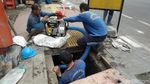 Endapan Semen Tebal Penyumbat Saluran Air di Panglima Polim