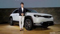 Namun bukan Mazda2 atau seri CX yang mendapatkan gelar bergengsi JDCOTY 2020, melainkan crossover terbaru mereka, MX-30 yang berhasil mendapat gelar sebagai mobil dengan desain terbaik di Jepang tahun ini. Foto: Mazda