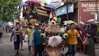 Sejumlah warga menggotong Panjang (keranjang) berisi barang-barang sedekah saat acara Panjang Mulud di Kampung Tanggul, Serang, Banten.