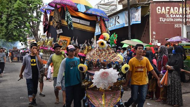 Tradisi Panjang Mulud digelar di Kampung Tanggul, Serang, Banten. Warga pun ramai berkumpul untuk memeriahkan acara tersebut.