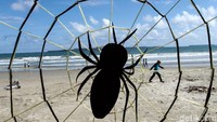 Tak heran pantai ini kerap menjadi destinasi andalan para pengunjung untuk menghabiskan akhir pekan bersama keluarga.