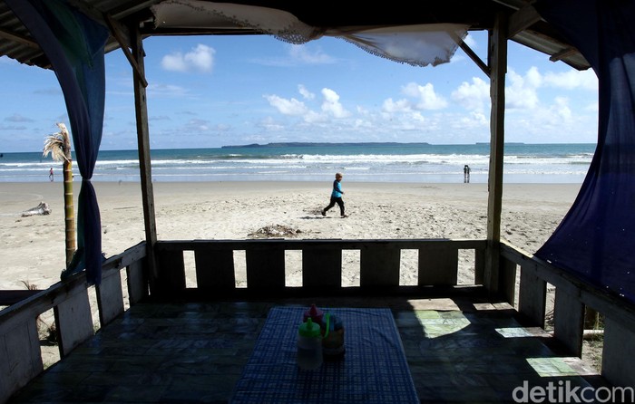 Pantai Lantik yang berada di Kabupaten Simeulue menjadi destinasi wisata menarik untuk dikunjungi di akhir pekan. Seperti apa potretnya? Lihat yuk.