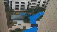 Pengembang dari Changsha, Hunan, China menampilkan iklan untuk menarik calon pembeli membeli apartemennya. Dalam foto tersebut tampak ada danau kecil di tengah taman. Istimewa/Dok. Boredpanda.