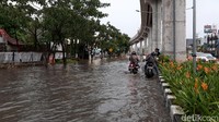 Terlihat pula ratusan motor mogok akibat nekat menerobos. Bahkan ada pula beberapa pengendara mulai bahu-membahu naik trotoar agar dapat putar haluan