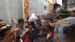 Antusias Warga Banten Berburu Sedekah di Tradisi Panjang Mulud