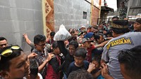 Tradisi ini dilakukan dengan mengumpulkan, mengarak dan membagi-bagikan barang sedekah untuk warga kurang mampu.