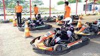 Dengan kapasitas mesin 200 CC, gokar bisa dipacu dengan cukup kencang. Tapi mengemudikan gokar tak sama dengan mobil. Setir gokar terasa sedikit lebih berat. Sehingga perlu tenaga ekstra dan konsentrasi penuh untuk mengemudikan gokar itu. Apalagi lintasan didesain berliku dan terdapat sejumlah belokan tajam. Alhasil perlu waspada saat mengemudikannya.