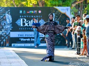 Uniknya Fashion Show Batik di Banyuwangi, Modelnya Tampil di Atas Trotoar
