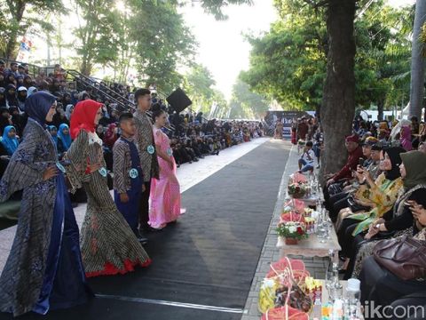 Batik On Pedestrian Banyuwangi.