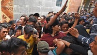 Warga nampak berkumpul untuk mendapat pembagian sedekah saat acara Panjang Mulud di Kampung Tanggul, Serang, Banten, Sabtu (23/11/2019).