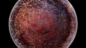 Oleh Christopher dipotretlah bagian pantat wajan ini. Foto: Sadanduseless