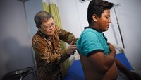 Seperti diketahui, doctorSHARE adalah organisasi kemanusiaan non-profit yang memfokuskan diri pada pelayanan kesehatan dan bantuan kemanusiaan. Organisasi yang berdiri pada 19 November 2009 ini menyediakan akses bantuan medis secara holistik, independen, dan imparsial untuk masyarakat yang paling membutuhkan dan tidak memiliki jaminan sosial. Istimewa/Dok. doctorSHARE.