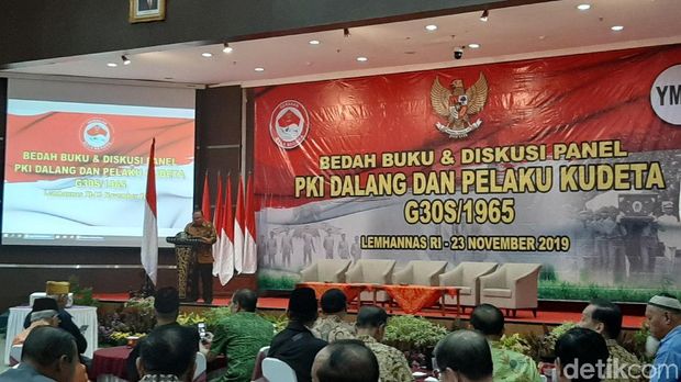 Rektor Universitas Pertahanan Indonesia, Letjen TNI Tri Legionosuko membacakan sambutan Menhan Prabowo Subianto / 
