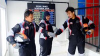 Setelah mengenakan atribut dengan lengkap, pengunjung bisa memilih unit gokar sendiri. Terdapat belasan gokar yang terparkir di pit stop. Detikcom sempat menjajal sirkuit selama lima menit. Karakter lintasannya tricky, trek berubah menjadi sempit di beberapa bagian. Alhasil perlu mengatur rem dan gas dengan waspada. Apalagi jika menggeber gokar dengan kecepatan penuh.