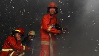 Petugas pemadam kebakaran dari Jakarta, Depok dan Tangerang Selatan berusaha memadamkan api yang membakar toko kertas dan percetakan di Ciputat, Tangerang Selatan, Banten, Sabtu (23/11/2019) dinihari.