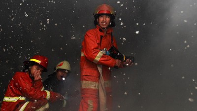Momen Petugas Damkar Padamkan Kebakaran Toko Kertas di Ciputat