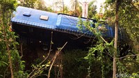 Begini penampakan bus yang nyungsep di Jalan Raya Ciamis-Banjar, Desa Cijeungjing, Kecamatan Cijeungjing, Kabupaten Ciamis, Jabar, Minggu (24/11/2019) sore.