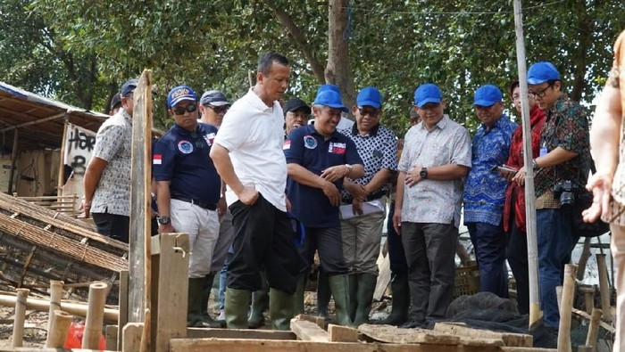 Menteri Kelautan dan Perikanan Edhy Prabowo (baju putih) dengan Stafsusnya Miftah Sabri (sebelah kiri Edhy).