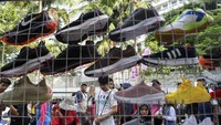 Pedagang kaki lima menjajakan barang jualannya saat saat Hari Bebas Kendaraan Bermotor (HBKB) di Jalan Pamekasan Jakarta, Minggu (24/11/2019).