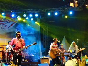 Band Naif Tutup Manis Avanza-Veloz Sebangsa di Bekasi