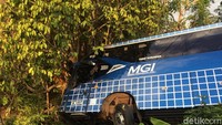 Uci Sanusi, warga sekitar mengatakan, bus tersebut datang dari arah Banjar menuju Ciamis dengan konvoi sekitar 6 bus. Saat berada tak jauh dari lokasi kejadian, ia mendengar suara tabrakan cukup kencang. Setelah dilihat ternyata satu bus konvoi nyungsep nyangkut di pohon dukuh.
