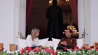 Presiden Joko Widodo (Jokowi) saat melakukan veranda talk bersama Ratu Belanda, Maxima di Istana Merdeka, Jakarta pada Selasa (13/2/2018). Patung Sudirman tampak remang-remang. (Ray Jordan/detikcom).