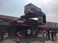 Pengguna mobil Honda melihat-lihat die cast raksasa berukuran normal 