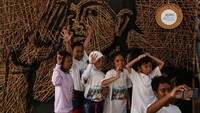 Melalui aksi BNI KEJAR ini, BNI berupaya mengingatkan betapa pentingnya kesehatan bagi masyarakat, terutama anak-anak sebagai generasi penerus bangsa. Pada saat yang sama, BNI juga ingin mengajak anak usia dini untuk turut menjaga lingkungan dan cara pengolahan limbah secara kreatif. Untuk memenuhi visi tersebut, BNI mengajak anak-anak survivor kanker, anak-anak difabel, serta siswa-siswi sekolah dasar untuk membuat instalasi seni dari bahan limbah.