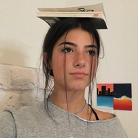 Ini sangat aneh, terutama ketika (atensi itu datang) dari orang-orang yang lebih tua. Baik perempuan dan laki-laki mengomentari wajah dan bentuk tubuh gadis 15 tahun dan bagaimana penampilannya, kata Charli dilansir MEL Magazine. Foto: Instagram @charlidamelio