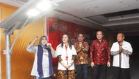 Direktur Utama PT Imza Rizky Jaya RIzayati, menyalakan lampu Solar Cell LED 40 watt all in one disaksikan Direktur Commanditaire Vennootschap (CV) Ketapang Jaya Bersama Agustina, Direktur Operasional PT Imza Rizky Jaya Jerry Julius Lumandung, Anggota DPRD Ketapang Matheus Yudi dan Direktur CV Mitra Sejati Dirhamsyah dalam rangka launching Indonesia Terang di Ketapang, Kalimantan Barat, Sabtu (23/11). 