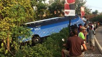 Berdasarkan data yang dihimpun, bus tersebut dikemudikan Faisal Syarif (31) rombongan asal Bandung yang baru pulang dari Pangandaran. Bus tersebut berpenumpang 35 orang.
