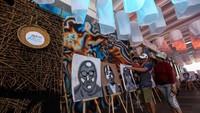 Pengunjung sedang melihat hasil karya seni dari barang bekas yang dipamerkan pada aksi BNI KEJAR atau Kenali Sejarah Raihlah Mimpimu di Terowongan Dukuh Atas, Jakarta, Minggu (24 November 2019).
