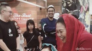 Kehadiran Gus Dur ini tampaknya dirindukan keluarga, khususnya istri dari almarhum, Sinta Nuriyah Wahid. Gus Dur diketahui telah berpulang sejak 30 Desember 2009. Foto: detikINET/Agus Tri Haryanto