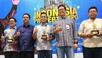 Direktur PT Bank Tabungan Negara (Persero) Tbk Budi Satria dan R. Mahelan Prabantarikso berfoto bersama dengan para pengembang yg menerima award disela  penutupan Indonesia Property Expo 2019, di Jakarta, Minggu (24/11).