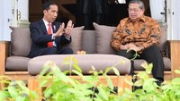 Presiden Jokowi juga pernah melakukan veranda talk dengan mantan Presiden Susilo Bambang Yudhoyono (SBY) pada Jumat (27/10/2017). Sebagian tubuh patung Sudirman masih tampak. (Laily Rachev/Biro Pers Setpres)