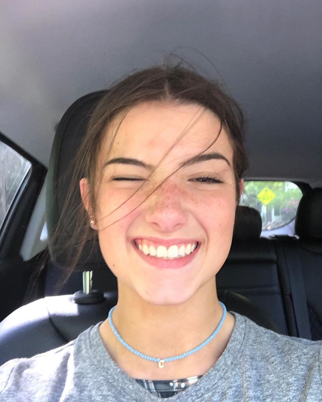 Seorang ahli marketing dan influencer memprediksi jika Charli bisa menghasilkan $2,056 (Rp 28 jutaan) hingga $3,427 (Rp 48 jutaan) per postingan. Foto: Instagram @charlidamelio