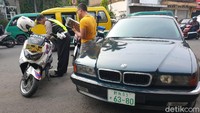 Dirlantas Polda Jabar menilang sebuah kendaraan yang dikemudikan seorang mahasiswa berinizial DAN warga Regol, Kota Bandung. Dari bentuk pelat dan angka serta hurufnya kemungkinan besar itu adalah pelat Jepang. Polisi kemudian menahan STNK pelaku dan pelat nomor yang digunakannya.