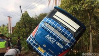 Sampai pukul 17.00 WIB bus masih berada di tepi jurang. Tak lama kemudian datang mobil derek untuk mengevakuasi bus tersebut.