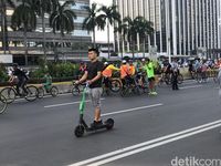 Membandel, Sejumlah Warga Gunakan Skuter Listrik Saat CFD Jakrta