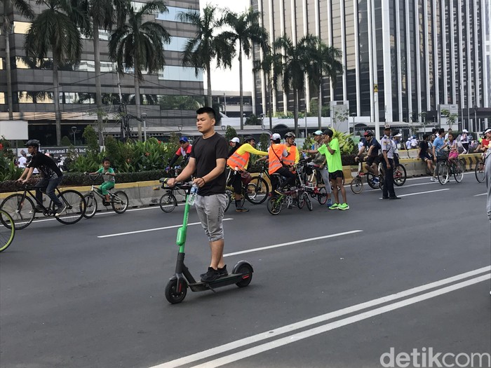 Pengguna skuter listrik di CFD Jakarta, 24 November 2019. (Rolando/detikcom)