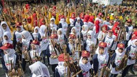 Begini penampakan ribuan pelajar SD saat memainkan angklung di kawasan Gedung Sate, Bandung.