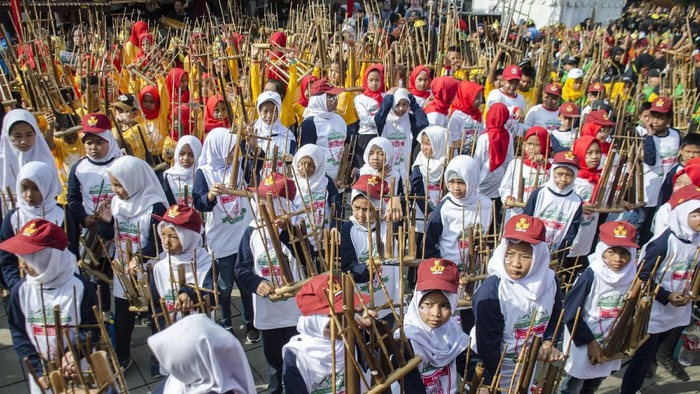 Sejumlah pelajar SD memainkan alat musik angklung secara bersama pada acara Angklungs Day 2019 di Gedung Sate, Bandung, Jawa Barat, Minggu (24/11/2019). Angklungs Day 2019 yang bertemakan Feel The Worlds Sensation tersebut guna memperingati alat musik angklung sebagai warisan budaya dunia tak benda oleh UNESCO serta untuk menggali nilai tradisional dalam berkesenian dan berkebudayaan bagi generasi muda. ANTARA FOTO/Novrian Arbi/aww.