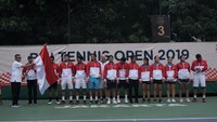 Ketua Umum Pengurus Pusat Persatuan Tenis Seluruh Indonesia Rildo Ananda Ananda Anwar (kiri) menyerahkan bendera merah putih kepada Tim Nasional Tennis Indonesia untuk berlaga di SEA Games 2019.