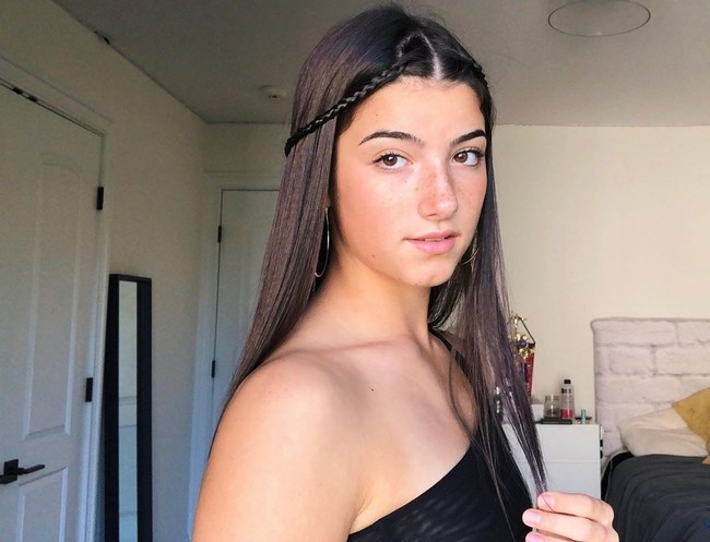 Charli masih berusia 15 tahun. Sudah bisa menggaet begitu banyak orang melalui media sosial di usia sangat muda, ia bahkan diprediksi bisa jadi miliuner seperti banyak influencer banyak follower lain. Foto: Instagram @charlidamelio