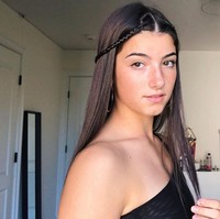 Charli masih berusia 15 tahun. Sudah bisa menggaet begitu banyak orang melalui media sosial di usia sangat muda, ia bahkan diprediksi bisa jadi miliuner seperti banyak influencer banyak follower lain. Foto: Instagram @charlidamelio