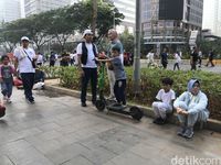 Membandel, Sejumlah Warga Gunakan Skuter Listrik Saat CFD Jakrta