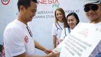 Ketua Umum PB Ikatan Dokter Indonesia Dr Daeng M Faqih ditemani dokter dan juga Ibu dua orang anak Dr Reisa Broto Asmoro dan juga Head of KlikDokter Mia Argianti melakukan prosesi penandatanganan IDI dengan masyarakat. Fokus tema yang diangkat kali ini oleh IDI bersama dengan KlikDOkter dalam kegiatan Hari Bakti Dokter Indonesia adalah Stunting.