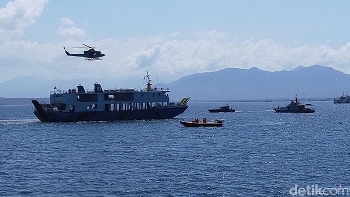 Latihan SAR di Selat Bali Gunakan Helikopter dan Pesawat Cassa