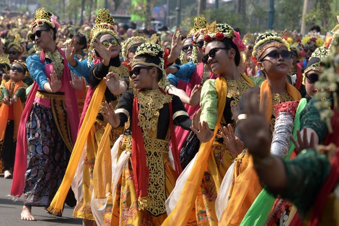 PAGELARAN TARI RONGGENG MASSAL BEKEN Sejumlah penerima membawakan Tarian Ronggeng Massal Beken di saat program Gema Nusa Patriot Art Festival 2019 di Bekasi, Jawa Barat, Minggu (24/11/2019). Pagelaran Tari Ronggeng Massal Beken dibarengi 2019 penerima dari sanggar seni yang ada di Jawa Barat dan Jakarta melibatkan seluruh siswa dari tingkat taman kanak-kanak (TK) sampai akademi tinggi selaku wadah bagi generasi muda berekspresi, memperbesar kecintaan kepada nilai-nilai seni budaya dan selaku upaya memperkenalkan seni budaya Kota Bekasi ke dunia luar. ANTARA FOTO/Suwandy/hp.